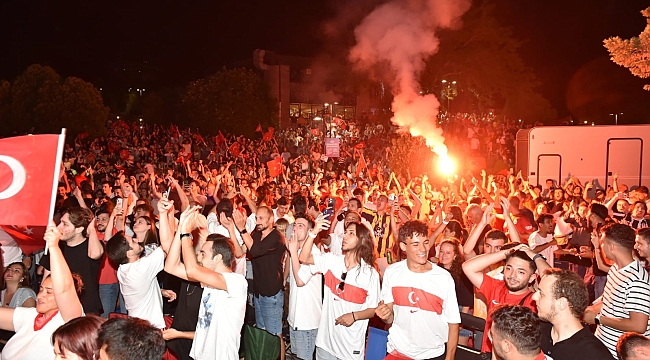 MİLLİ HEYECAN BEŞİKTAŞ'TA SANATÇILAR PARKI'NDA YAŞANDI!